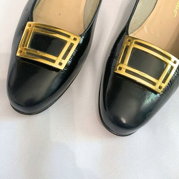SALVATORE FERRAGAMO BLACK PATENT LEATHER GOLD METALLIC BUCKLE PUMPS - 9A - Picture 7 of 9